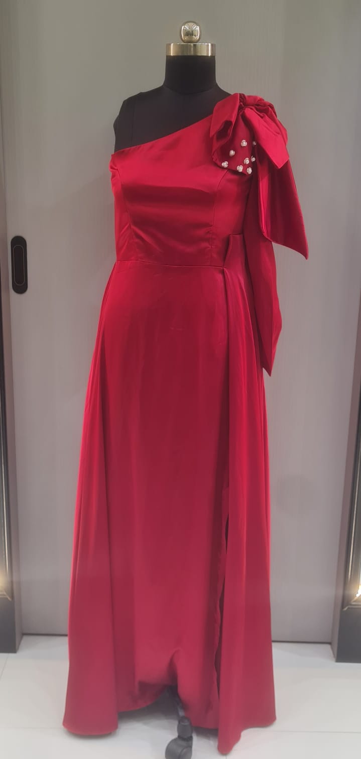 RED ONE SHOLDER BOW LONG SLEEVE GOWN